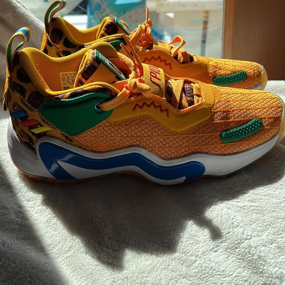 adidas D.O.N. Issue #3
LEGO Yellow Spida - Picture 4 of 6